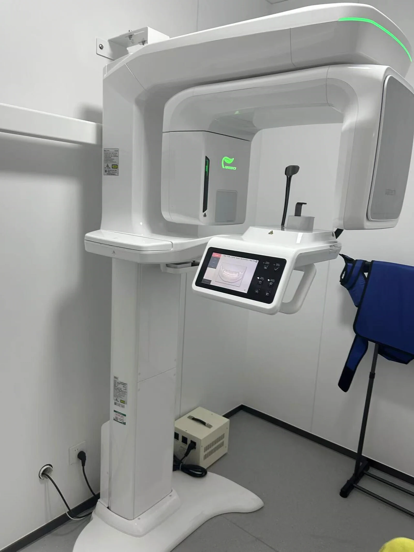 Large medical equipment with a multi-part plastic enclosure